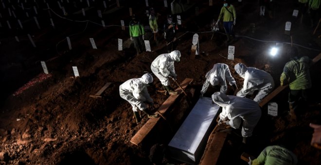 Indonesia castiga a negacionistas antimascarillas a cavar tumbas