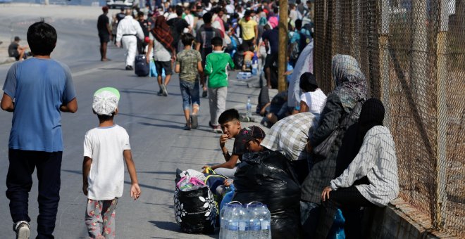 Comienza el traslado de miles de refugiados del devastado Moria al nuevo campo