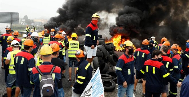 Trabajadores de Alcoa cortan la A-8 con barricadas a la altura de Ribadeo
