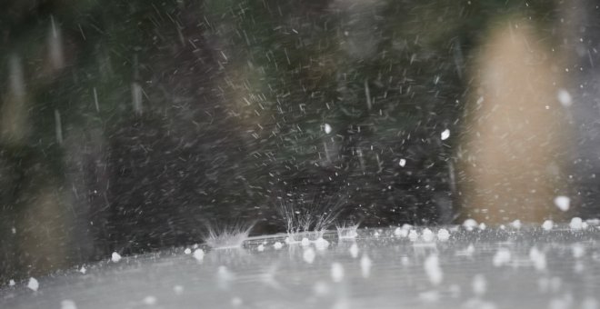 Lluvias fuertes acompañadas de granizo y rachas fuertes de viento en el interior y descenso térmico generalizado