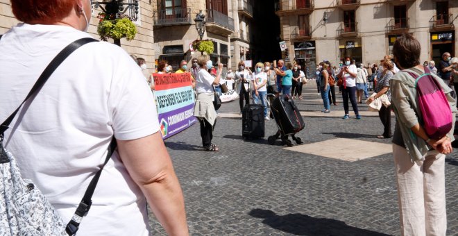 Desenes de manifestants protesten a Barcelona per reclamar residències "on viure, no morir"