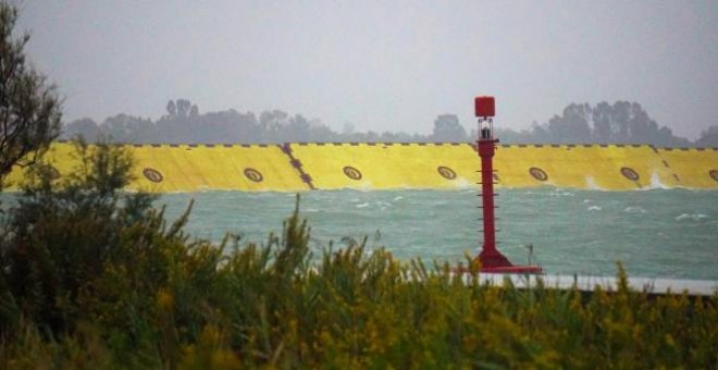 Venecia activa con éxito su sistema de diques contra las inundaciones
