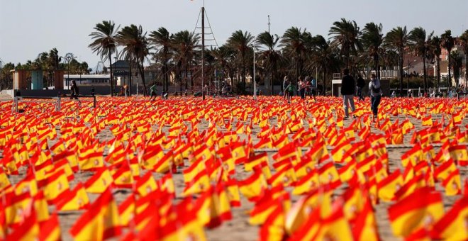 Una playa de València amanece con 53.000 banderas en homenaje a las víctimas de coronavirus