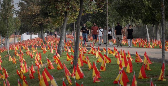 Sevilla amanece con 56.000 banderas de España en recuerdo a las víctimas de covid