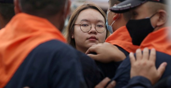 "Arcoíris", la joven que se enfrenta al tabú de la monarquía en Tailandia