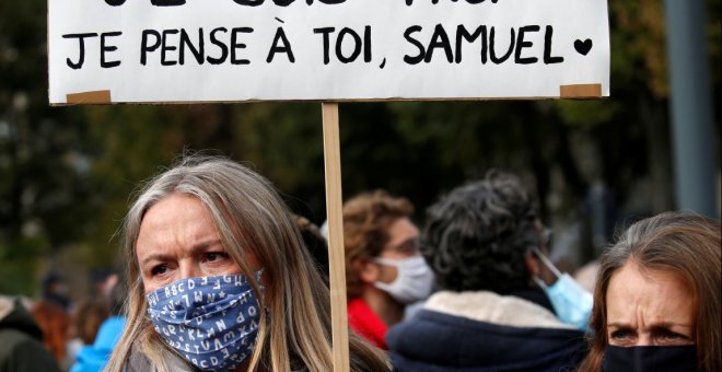 Varios alumnos señalaron al profesor francés a su asesino a cambio de dinero