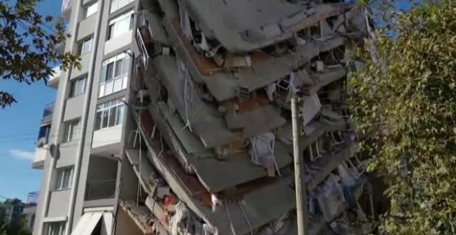 Enormes grúas sujetan en Esmirna algunos edificios semi desplomados tras el terremoto