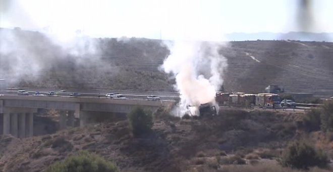 Un aparatoso accidente de tráfico entre un camión y un turismo deja dos heridos en Murcia