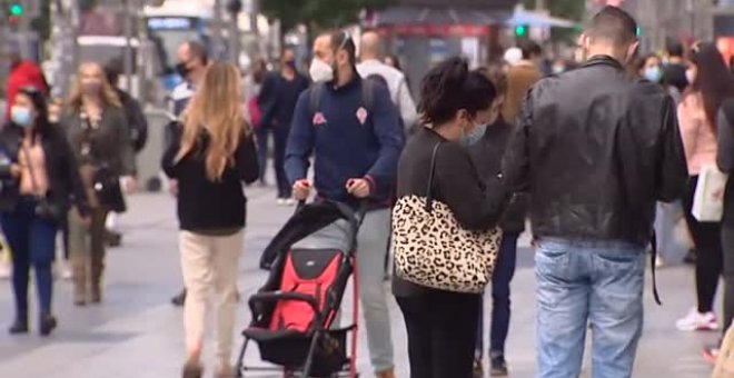 Las calles del centro de Madrid se llenan de vecinos durante el puente de Todos los Santos