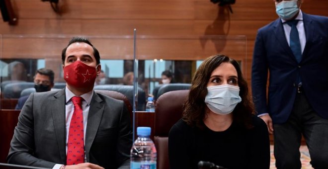 Ayuso presume del hospital de pandemias "construido en tiempo récord" e ignora las denuncias de inseguridad en la obra