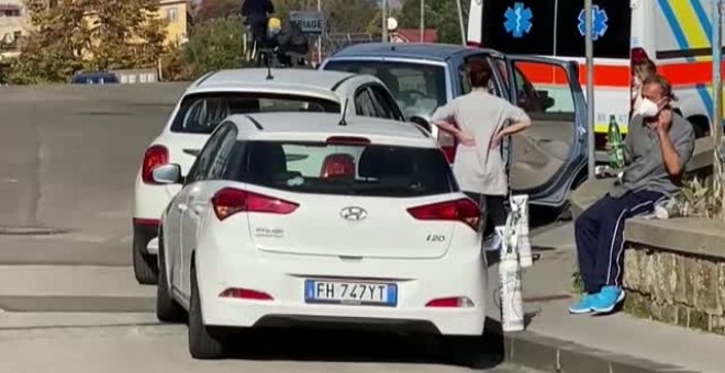 Pacientes de covid-19 reciben oxígeno dentro de sus coches en Nápoles