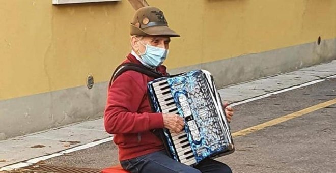 El amor en tiempos de covid: un anciano toca un concierto con su acordeón a su mujer hospitalizada