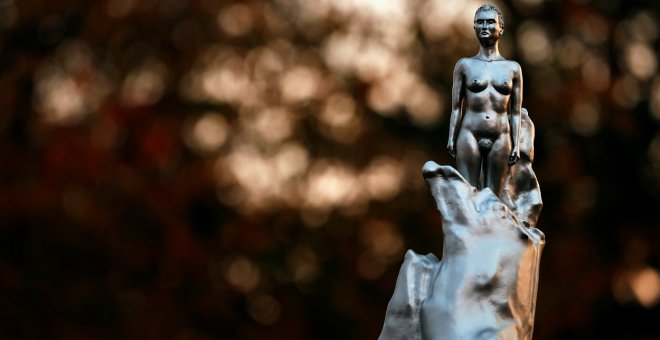 Una estatua de la precursora de los Derechos Humanos y el feminismo escandaliza por su desnudo