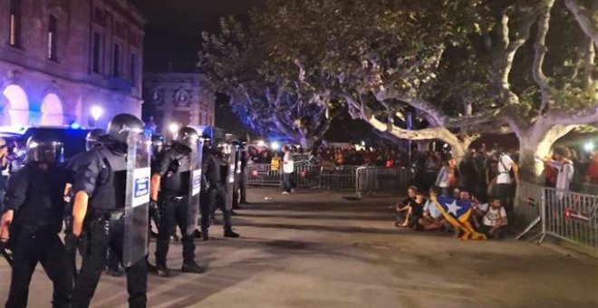 La Fiscalía y el Gobierno catalán piden cárcel para un acusado de lesionar a dos mossos en el aniversario del 1-O
