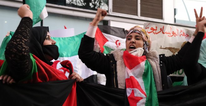 Centenars de persones es manifesten contra l'ocupació marroquina del Sàhara Occidental davant del consolat
