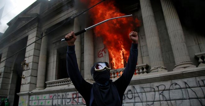 Cientos de manifestantes toman el Congreso de Guatemala y le prenden fuego