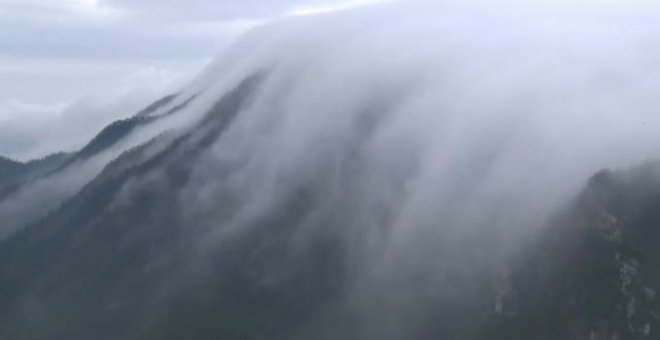 Una cascada de nubes deleita a los visitantes de una montaña china declarada Patrimonio de la Humanidad