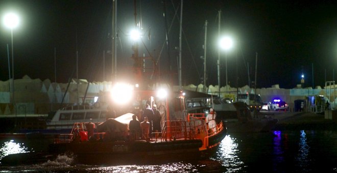 Al menos ocho migrantes mueren al volcar una patera en Lanzarote, casi en la orilla