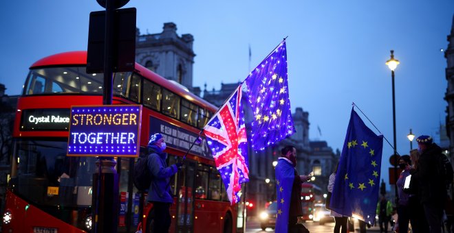 Reino Unido se prepara para un brexit sin acuerdo aunque las negociaciones continúan