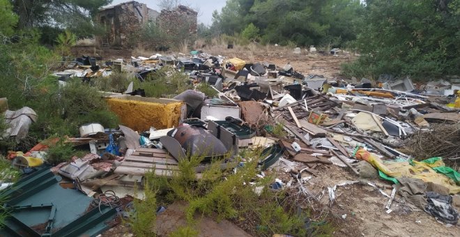 Convivir con escombros y restos de amianto: la revuelta ciudadana contra los vertederos ilegales