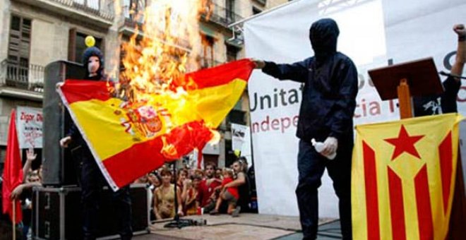 El Constitucional apuntala el delito de ultraje a la bandera con el mandato caducado de cuatro de sus jueces