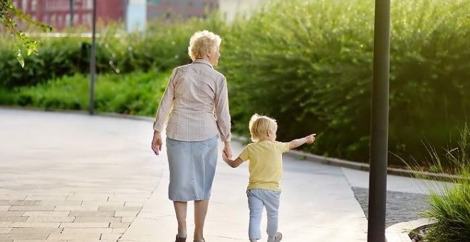 Una abuela neozelandesa cobra a su hija por cuidar de su nieto y abre el debate: "No soy una guardería"