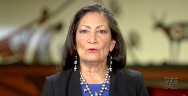 Deb Haaland se convertirá en la primera nativa americana en dirigir la Secretaría de Interior de EEUU