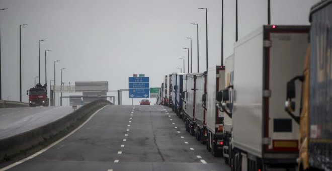 Las imágenes del caos en las carreteras inglesas por el cierre de fronteras