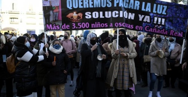 Concentración de los vecinos de la Cañada Real frente a la Asamblea de Madrid