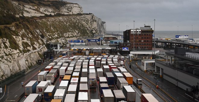 Miles de camiones retenidos en la frontera empiezan a cruzar el canal de la Mancha tras abrir el paso en Dover
