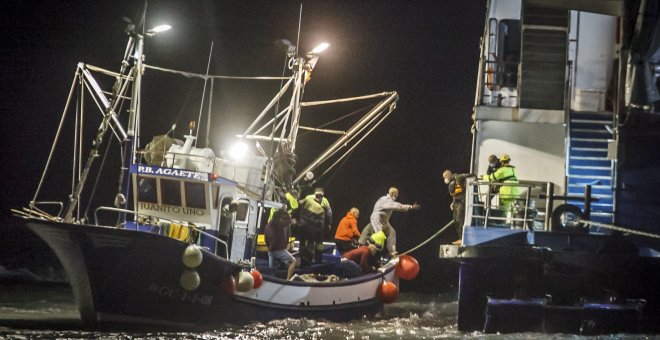 Encalla un ferry en un puerto de Gran Canaria por el temporal