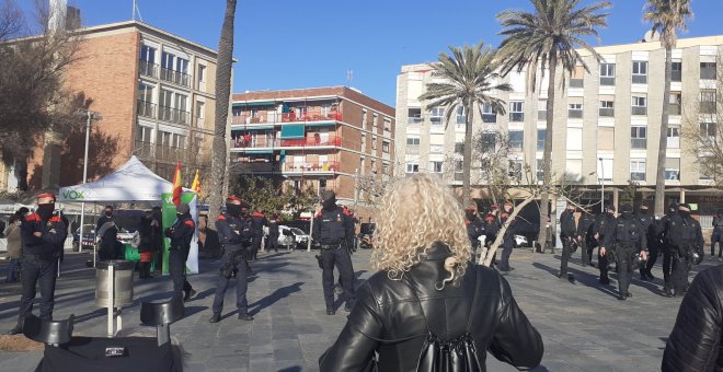 Decenas de personas abuchean a militantes de Vox en Barcelona