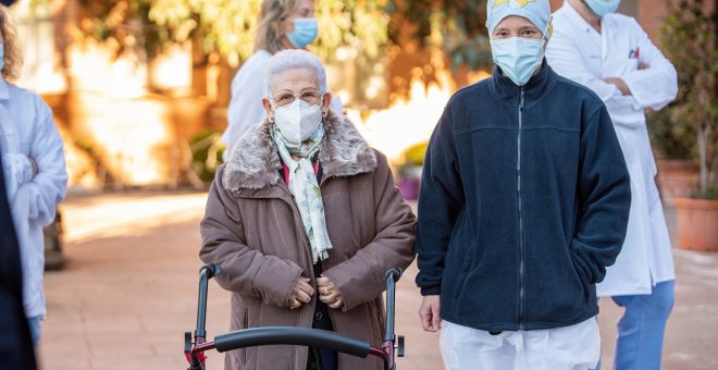 Araceli y Mónica, las primeras vacunadas en España, reciben la segunda dosis