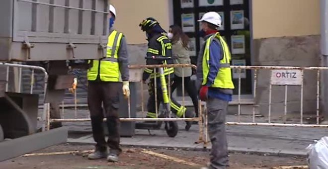 Los vecinos desalojados por la explosión en el centro de Madrid recogen sus enseres