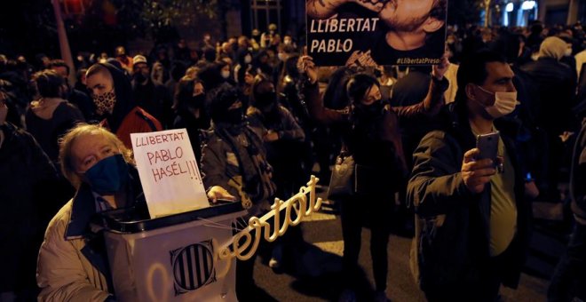 Unas 700 personas apoyan en Barcelona a Pablo Hasél en una manifestación con tensión