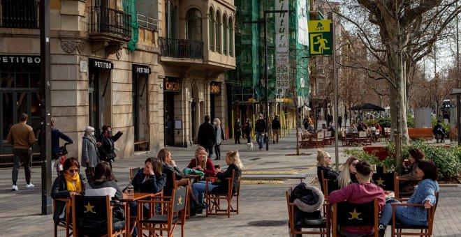 El Ayuntamiento de Barcelona permitirá de forma definitiva que los bares instalen terrazas en la calzada