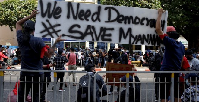 Myanmar impone la ley marcial en varias ciudades ante las crecientes protestas
