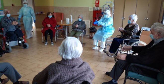 La vida vuelve con cuentagotas a las residencias de mayores en Catalunya