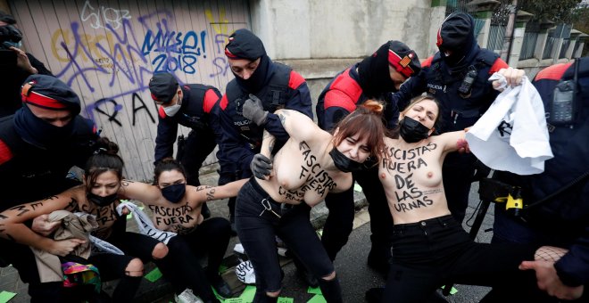 Cinco activistas de Femen protestan en Barcelona contra el candidato de Vox ante su colegio electoral