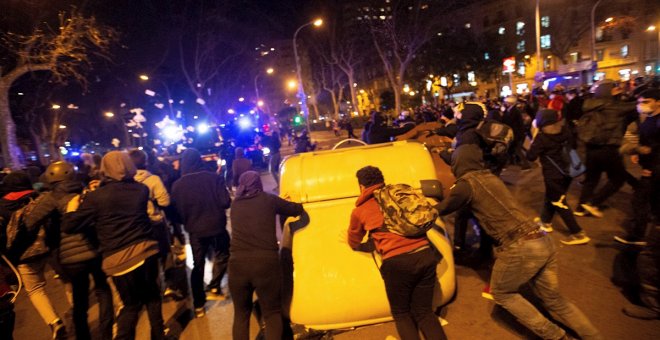 Segunda noche de disturbios en Barcelona durante las manifestaciones por la libertad de Hasél