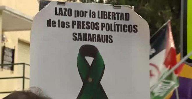 Cientos de personas exigen la libertad de los presos saharauis ante la embajada de Marruecos