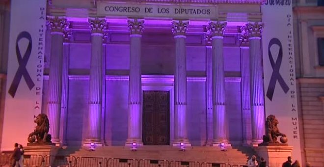 La fachada del Congreso de los Diputados se ilumina de violeta por el 8M