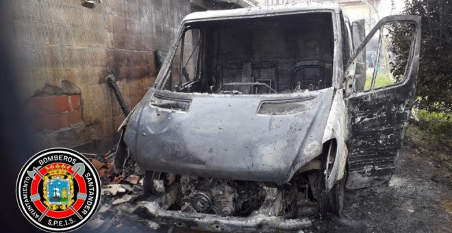 Sofocado un incendio de un vehículo en Suesa que ha afectado a un tejado