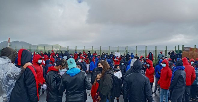 Cientos de migrantes protestan en La Laguna por la libertad para seguir su viaje hacia la península