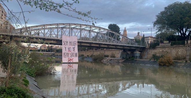 Cazan a tres hombres desplegando una pancarta contra el 8M que reza: "Soy mujer y no me representan"