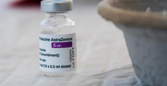 El Ministeri de Sanitat paralitza quinze dies la vacuna d'Astrazeneca després de la reunió del Consell Interterritorial