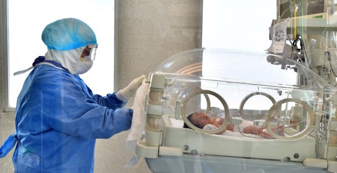 Una mujer vacunada da a luz a la primera bebé con anticuerpos contra la covid-19