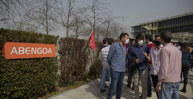 El PSOE acusa a Moreno de recortar en sanidad y educación para comprar la sede de Abengoa y este lo niega