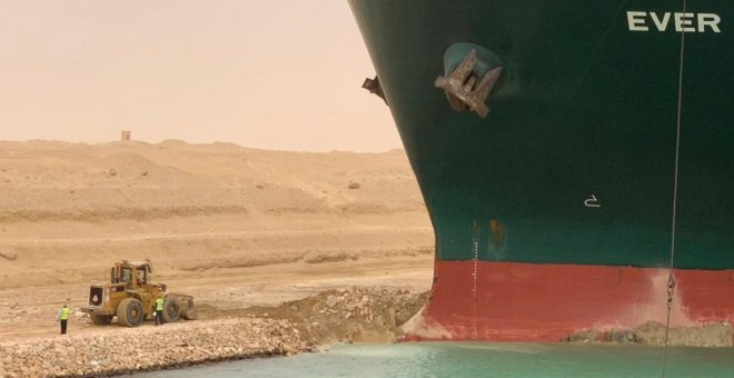 Continúan los esfuerzos para desencallar al buque Ever Given en el canal de Suez