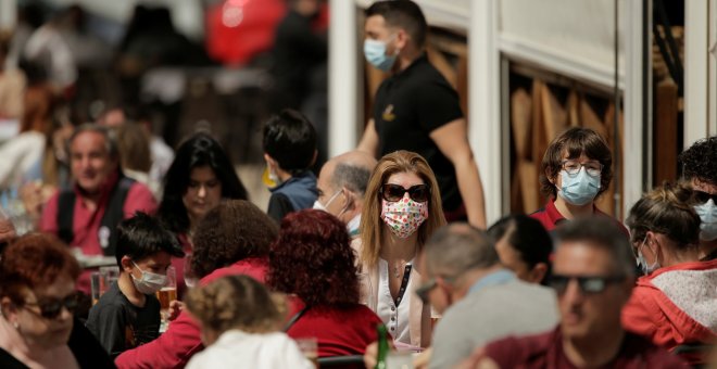 Vecinos de La Latina llevan ante el Defensor del Pueblo la implantación masiva de terrazas fuera de la ordenanza